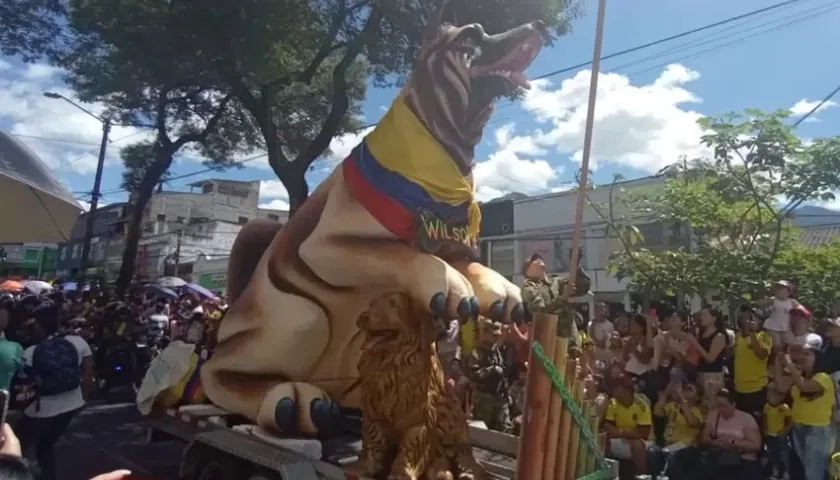 Figura del perro 'Wilson' durante desfile en Ibagué.