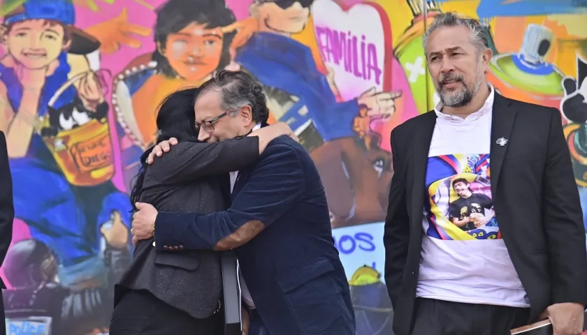 Los padres de Becerra, Gustavo Trejos y Liliana Lizarazo, junto al Presidente.