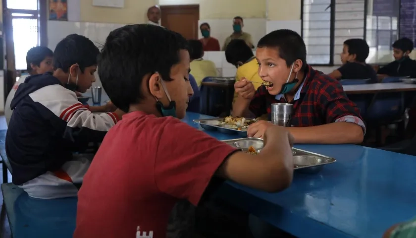 Fotografía de archivo de un comedor escolar.