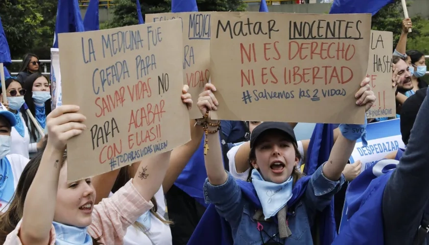 Manifestantes provida recorren las calles de Bogotá en una fotografía de archivo