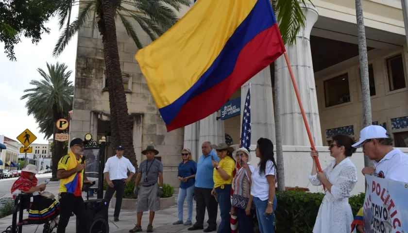 Colombianos protestando en el Consulado de Colombia en Miami.