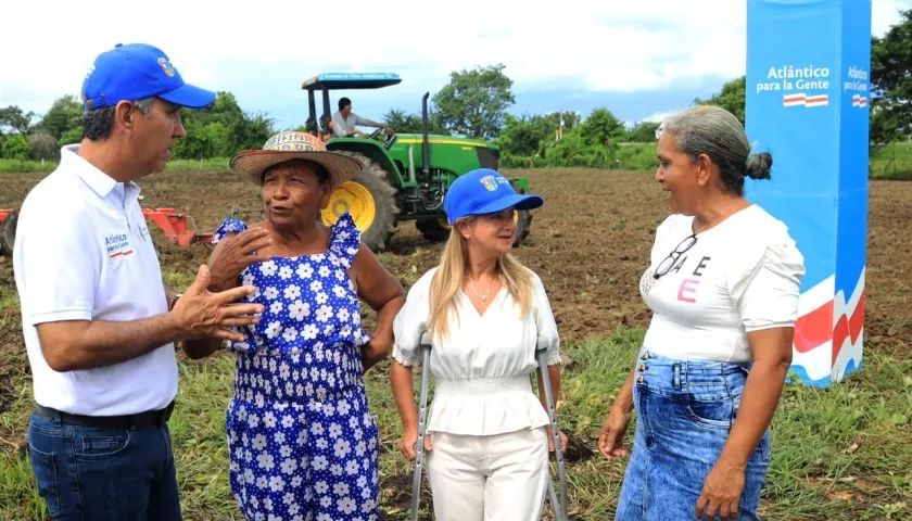 Elsa Noguera en su visita al corregimiento de Bohórquez.