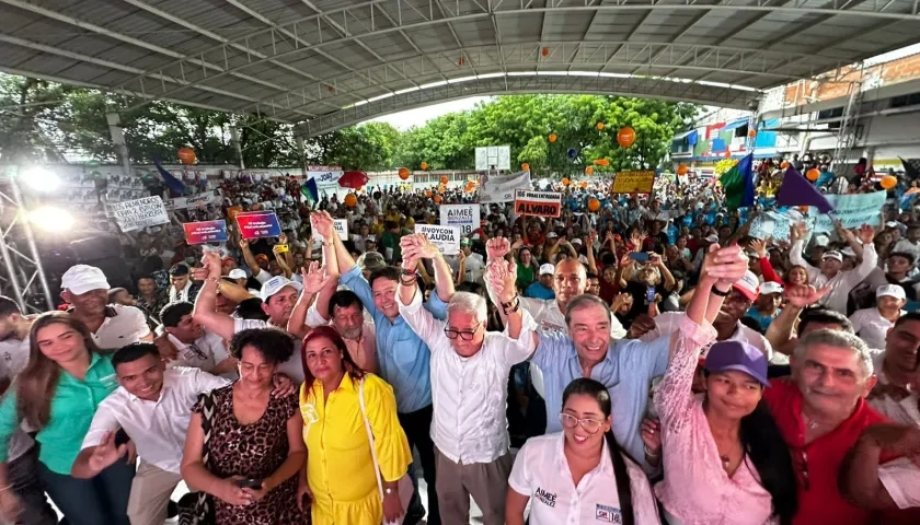 El máximo dirigente de Cambio Radical, Fuad Char, levanta los brazos de Joao Herrera. Los acompaña el excandidato William Torres, entre otros