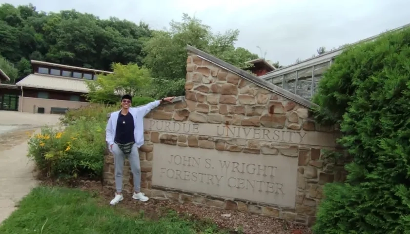 Joel Flórez posando en la entrada de Purdue University.