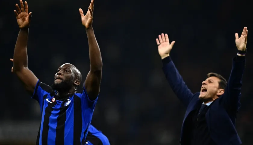 Romelu Lukaku y Javier Zanetti.