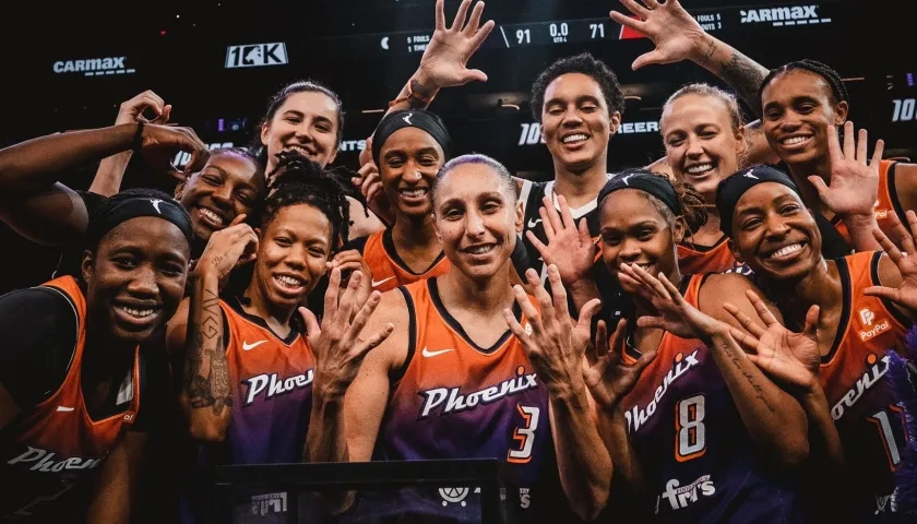 Diana Taurasi celebrando con sus compañeras del Phoenix Mercury