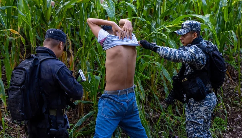 Miembros del Ejército durante el cerco.