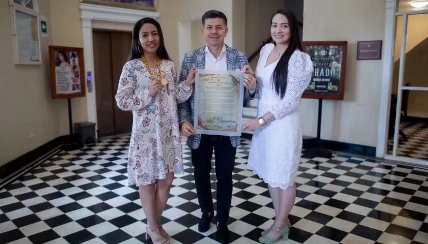 Gabriela García Consuegra, directora de Programa, Carlos Mauricio Archila, decano de la Facultad de Humanidades y Ciencias Sociales, y Steffani Riveros Vásquez, directora Administrativa del Consultorio Jurídico.