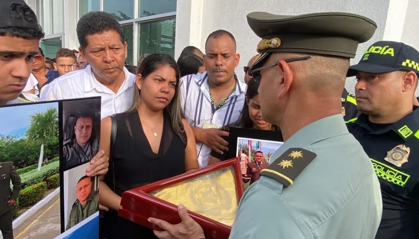 Los familiares del Subintendente León y el general Jorge Urquijo, comandante de Mebar.