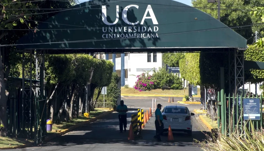 Entrada de la Universidad Centroamericana (UCA) en Managua.