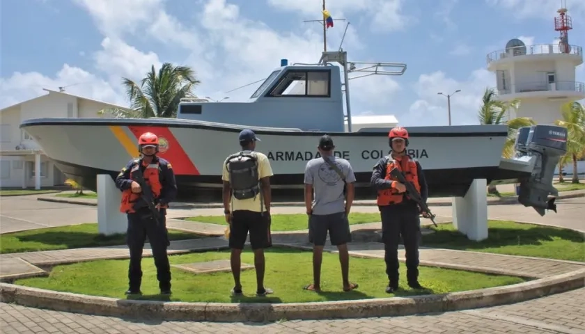 Dos de las personas rescatadas por la Armada Nacional.