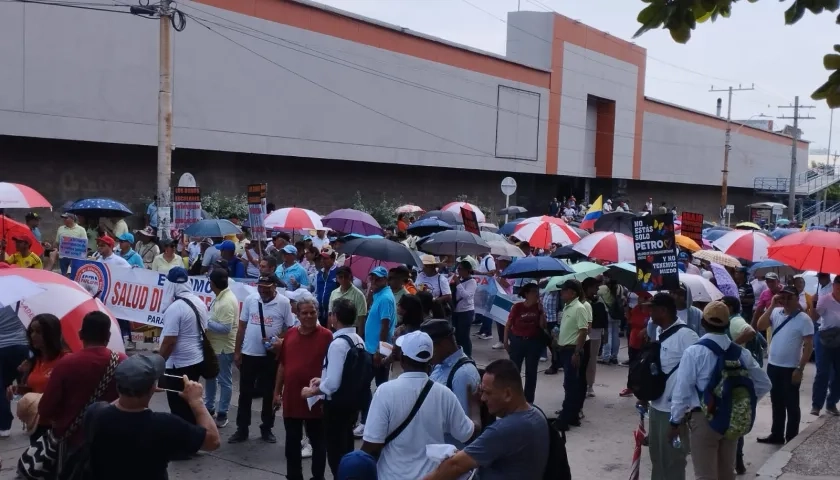 Profesores marchan por el “deficiente” servicio de salud.