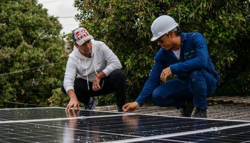 El candidato a la Alcaldía Alex Char, inspecciona uno de los panales solares que se instaló dentro del plan piloto para reducir las tarifas de energía