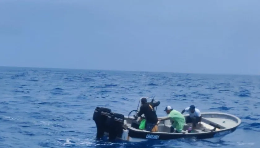 Los tres pescadores en alta mar en el sur de San Andrés