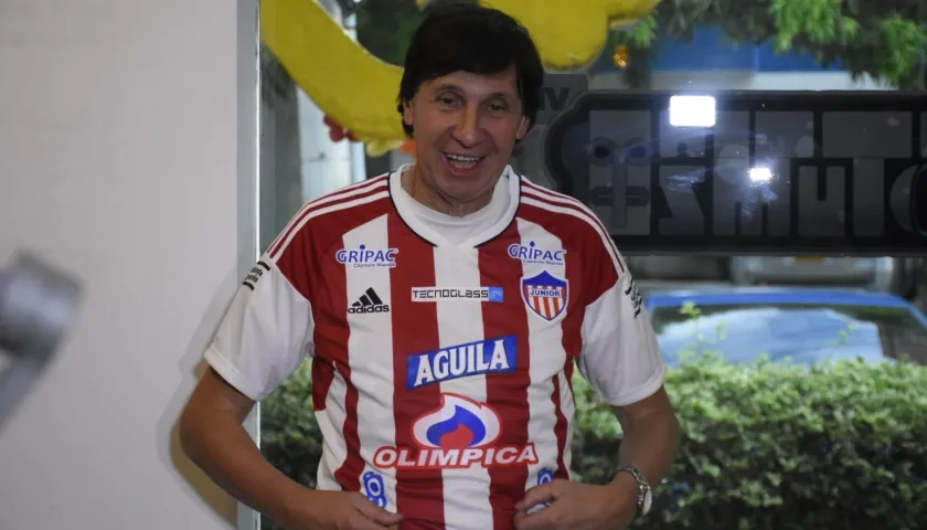 'El Bambino' Pons recibió de regalo la camiseta oficial del Junior.