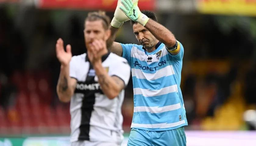 Gianluigi Buffon atajando con su último equipo, Parma.