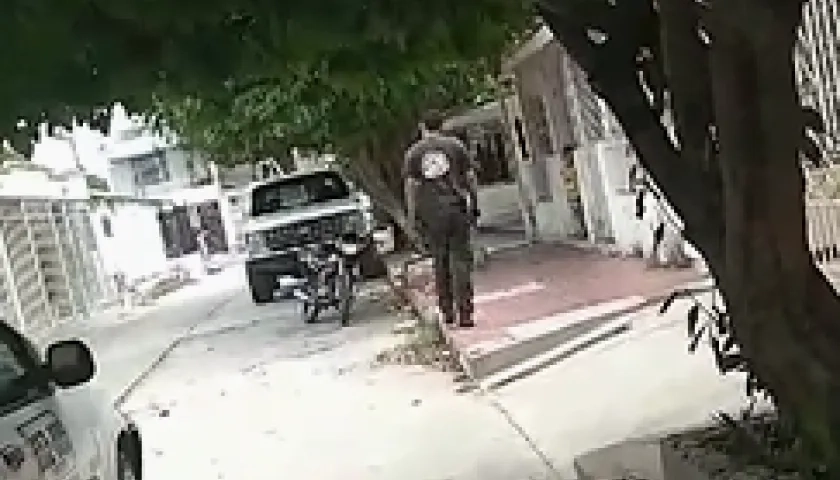 Hombre intentando intimidar a funcionarios de Air-e en Soledad.