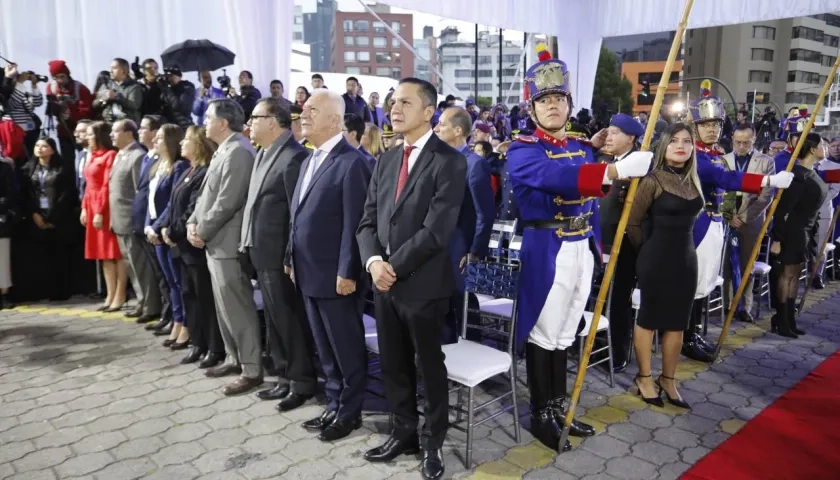 Las autoridades de Ecuador en la apertura de la jornada electoral este domingo