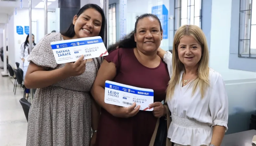 La gobernadora Elsa Noguera junto a Leidy Jiménez y su hija Dayana Zárate, artesanas de Usiacurí