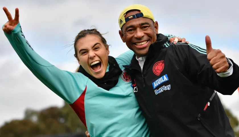 Carlos Pérez con Catalina Pérez, portera titular de la Selección Colombia. 