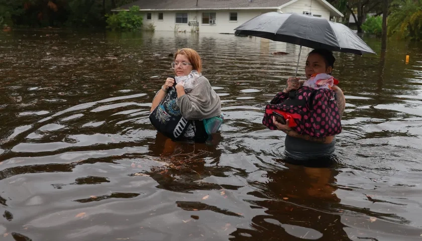 Dos mujeres caminan entre las inundaciones que dejó 'Idalia' a su paso por Florida