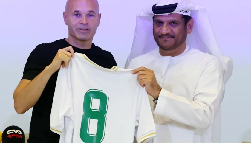 Andrés Iniesta con Youssef Abdullah Al-Batran, presidente del Emirates Club. 