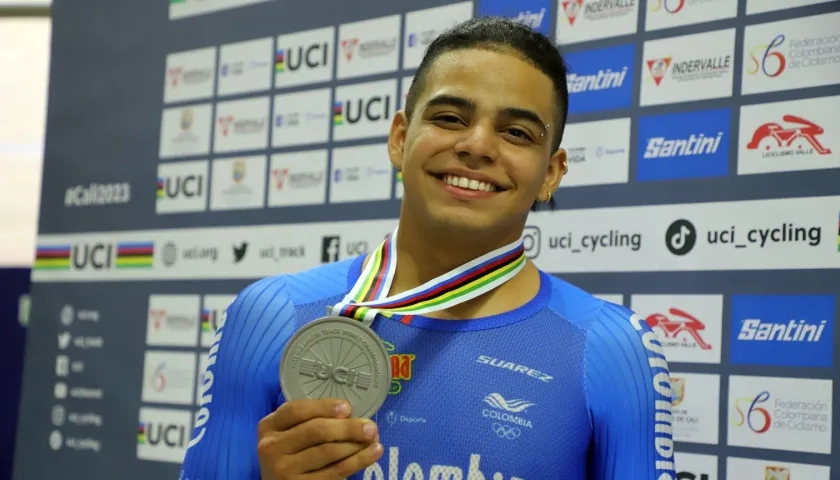 Francisco Jaramillo con la medalla de plata lograda en la prueba del keirin. 