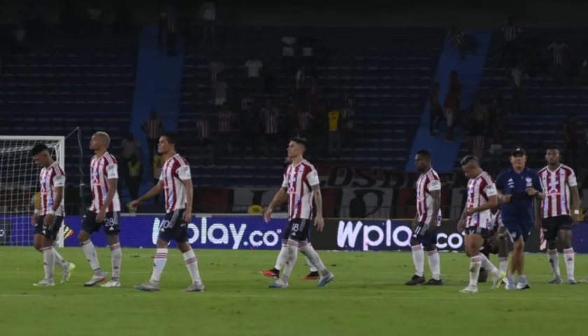 Cabizbajos y en silencio salieron los jugadores del Junior de la cancha del 'Metro'