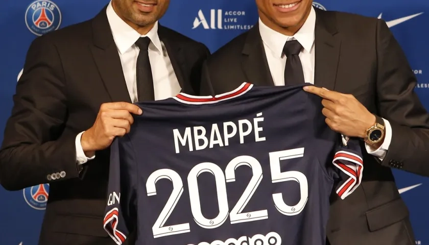 Nasser Al-Khelaïfi y Kylian Mbappé cuando anunciaron la renovación del futbolista, el año pasado.