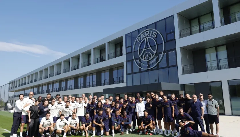 Neymar posando con sus antiguos compañeros en el PSG.