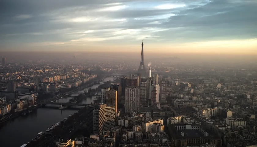 Vista aérea de la ciudad de París con su representativa torre Eiffel