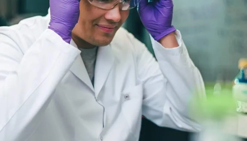 Pedro De la Torre, en un laboratorio.