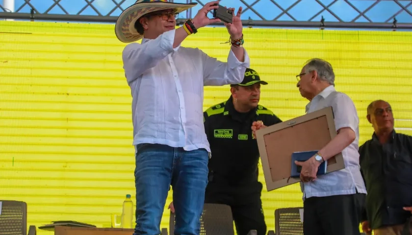 El Presidente Petro toma fotos desde su tierra natal Ciénaga de Oro, en visita oficial este miércoles