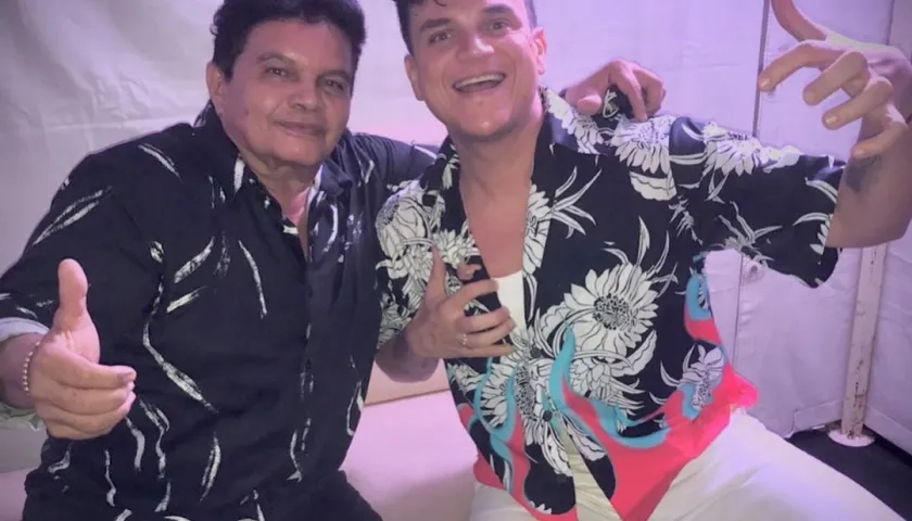 El Rey Vallenato Álvaro López junto con el cantante Silvestre Dangond.