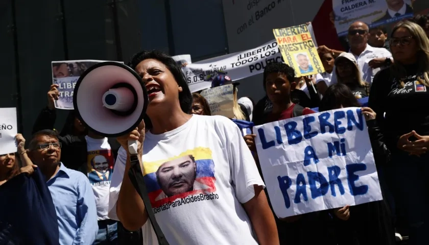 Yorbelys Oropeza, esposa de Alcides Bracho, habla durante una manifestación, para exigir la libertad de seis trabajadores condenados a 16 años.