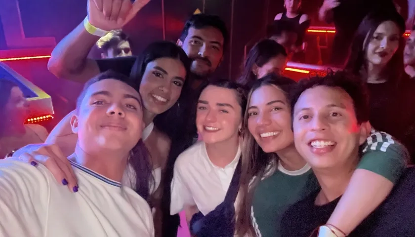 Maisie Williams en una foto con seguidores.