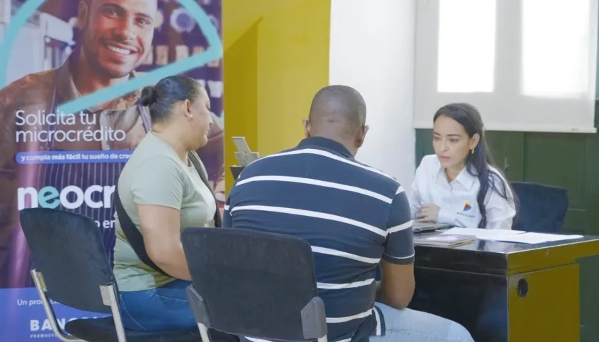 Trabajadores de Bancóldex brindando asesorías a nuevos empresarios.