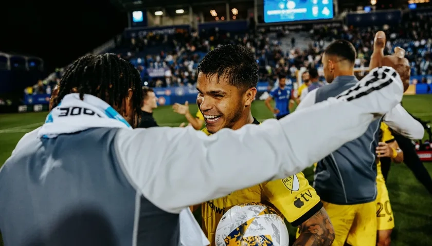 Juan Camilo Hernández celebrando con sus compañeros.