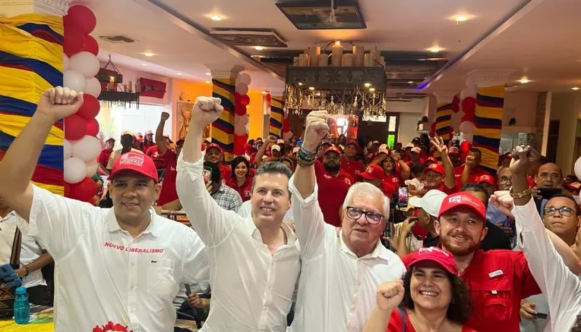 El excandidato a la Alcaldía de Soledad, Federman Vizcaíno; Juan Manuel Galán, director del Nuevo Liberalismo, y el candidato Joao Herrera.