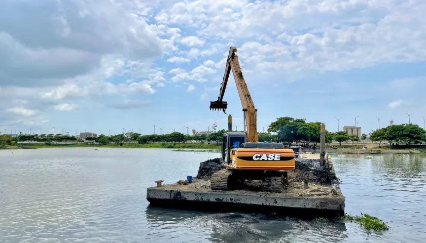 Dragado en el caño Los Tramposos.