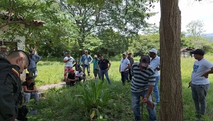 Instantes en que se daban los diálogos entre ocupantes, autoridades y 'brigadistas' en la finca 'El Toro'..