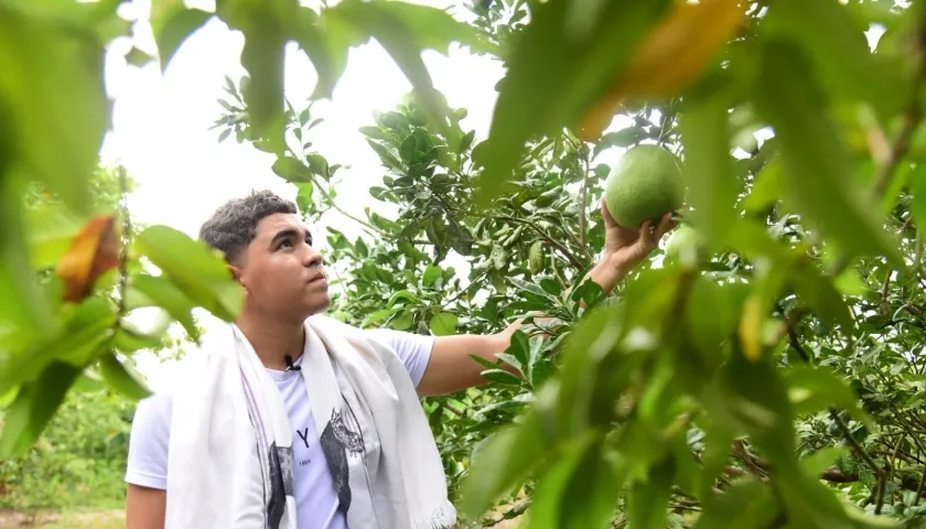 Jhon Escobar en su ‘Huerta autosostenible adaptada al trópico Caribe’.