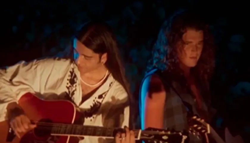 Carlos Vives cantando al lado de Ernesto “Teto” Ocampo.