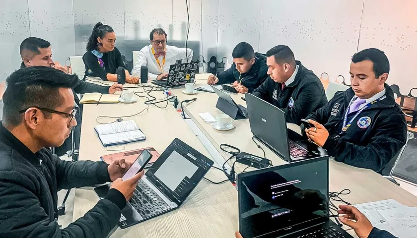 Miembros del Puesto de Mando Unificado haciendo su trabajo.