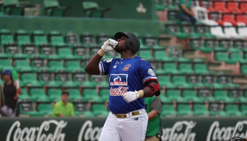 El dominicano Jesús Valdez sacudió uno de los tres jonrones de Caimanes en la primera entrada. 