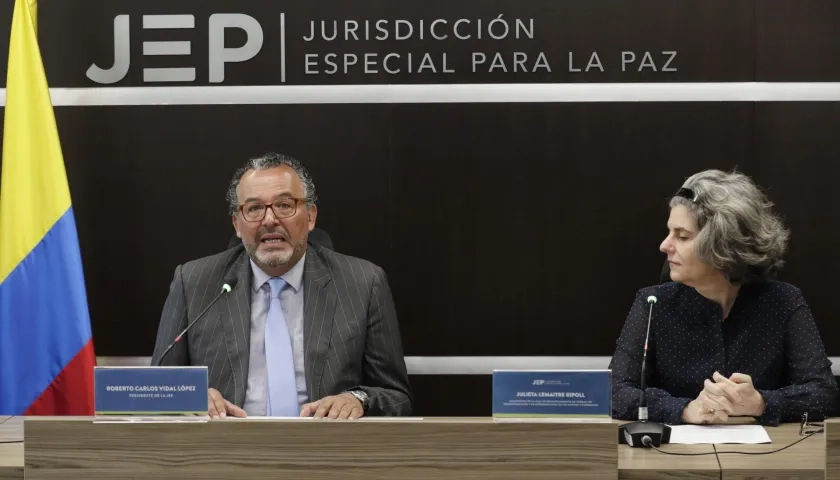 El presidente de la Jurisdicción Especial para la Paz (JEP), magistrado Roberto Carlos Vidal, junto a la magistrada de la JEP, Julieta Lemaitre.