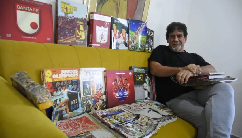 Jairo De la Rosa y parte de la colección de libros y revistas que conserva en su residencia.