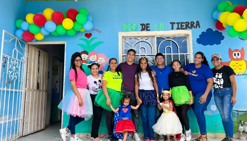 Liliana Leguía con el equipo de profesores de 'Semilla de amor'.