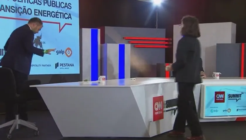 Momento en que le lanzan la tinta al ministro portugués.