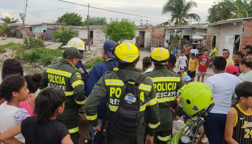 Unidades de la Policía de Rescate en búsqueda del hombre y el niño.